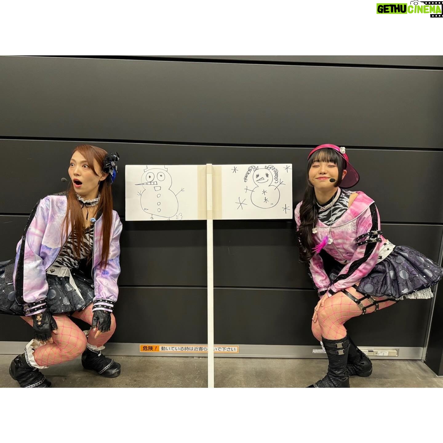 Asami Tano - 7.5K Likes - Day2⚾️🏟️
「LoveLive! Series Presents ユニット甲子園 2024」
ありがとうございました⛄️❄️
日向と理亞と聖良と一緒に無事にステージに立てた事誇りにおもいます。
本当に楽しかった。
皆の声援があんなにも浴びられて幸せでした。
本番前に皆がいる客席を1人で練り歩き
皆からはこう見えているのね。
こう聞こえているのね。
と皆を感じる時間を作りました。
席に座ってステージリハみたり。笑
と色んな場所で確認したよ!😊
そんな皆の場所から見るステージはとてつもなく大きく夢がいっぱいで輝いた場所でした。
そこに立つ事ができる!できた!皆に届けられた!最高に幸せでした✨❄️
本当に素敵な2日間をありがとうございました。
ちなみにDay2の2曲目Believe again の落ちサビの所、ステージ片方の端っこから反対側の端っこ、日向(理亞)のいる所まで駆け寄って行ったのは私が日向と理亞に会いに行きたくて、手を繋ぎたくて、本来の位置とか全て無視してあの瞬間に独断で反対側の端っこまで向かいました❄️
なんかね、手を繋がずにビリアゲ終わるのが嫌でね、突発的に動いてしまってた❄️
理亞(日向)びっくりしてた😂
理亞と日向は何にも間違ってないの!
私が独断で動いた。
ごめんね💙会いにいきたかったんだよ!!
そんな私の瞬間的な動きに光を当ててくれたり、カメラで追ってくれた職人さん本当にありがとうございました。心より感謝です。
次はいつ会えるかなぁ、
言霊だからね。
またお会いしましょう!!
2024
鹿角聖良 こと 田野アサミ
#lovelive#ユニット甲子園day1#ユニット甲子園day2#lovelivesunshine#saintsnow#鹿角聖良
#田野アサミ#asamitano#誇り