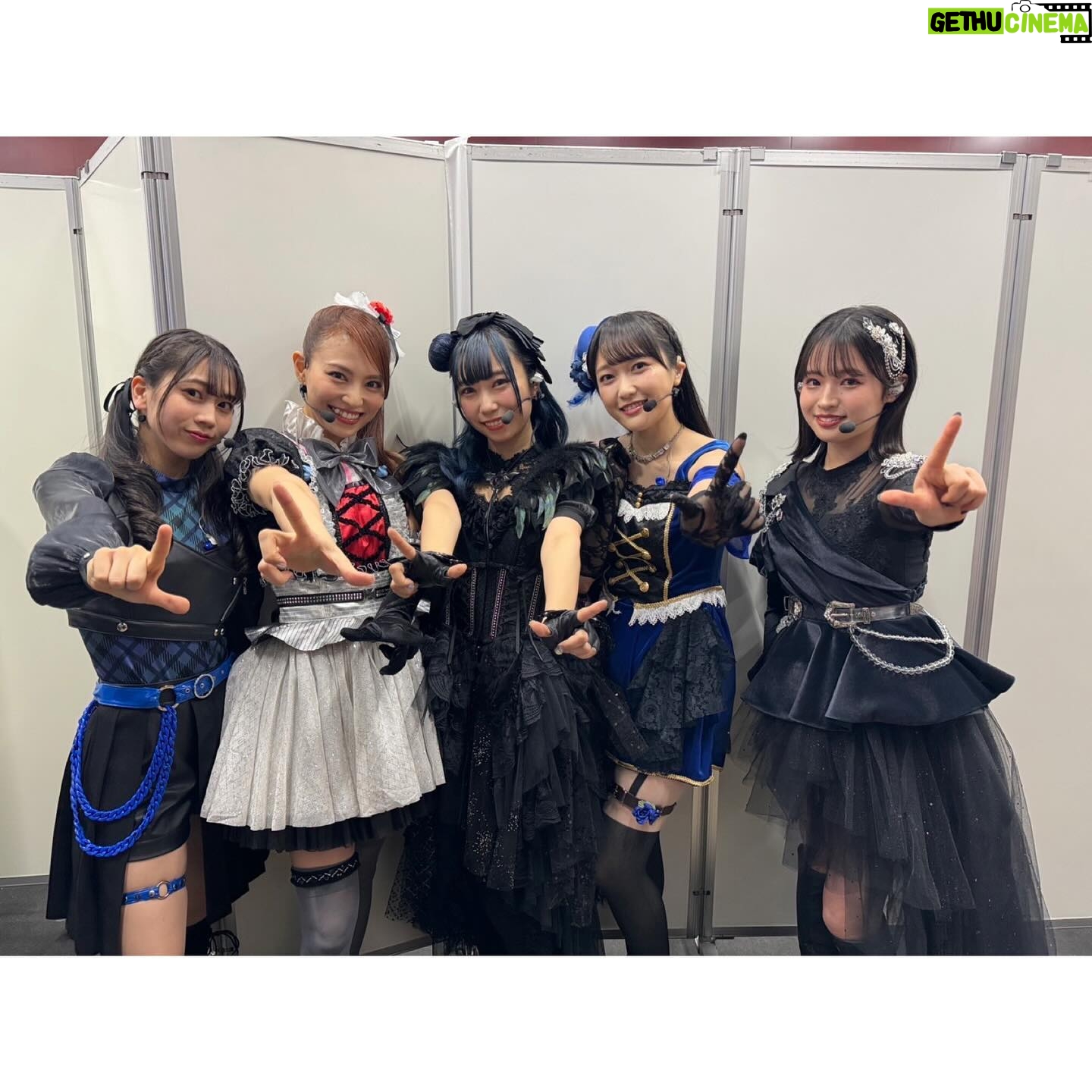 Asami Tano - 7.5K Likes - Day2⚾️🏟️
「LoveLive! Series Presents ユニット甲子園 2024」
ありがとうございました⛄️❄️
日向と理亞と聖良と一緒に無事にステージに立てた事誇りにおもいます。
本当に楽しかった。
皆の声援があんなにも浴びられて幸せでした。
本番前に皆がいる客席を1人で練り歩き
皆からはこう見えているのね。
こう聞こえているのね。
と皆を感じる時間を作りました。
席に座ってステージリハみたり。笑
と色んな場所で確認したよ!😊
そんな皆の場所から見るステージはとてつもなく大きく夢がいっぱいで輝いた場所でした。
そこに立つ事ができる!できた!皆に届けられた!最高に幸せでした✨❄️
本当に素敵な2日間をありがとうございました。
ちなみにDay2の2曲目Believe again の落ちサビの所、ステージ片方の端っこから反対側の端っこ、日向(理亞)のいる所まで駆け寄って行ったのは私が日向と理亞に会いに行きたくて、手を繋ぎたくて、本来の位置とか全て無視してあの瞬間に独断で反対側の端っこまで向かいました❄️
なんかね、手を繋がずにビリアゲ終わるのが嫌でね、突発的に動いてしまってた❄️
理亞(日向)びっくりしてた😂
理亞と日向は何にも間違ってないの!
私が独断で動いた。
ごめんね💙会いにいきたかったんだよ!!
そんな私の瞬間的な動きに光を当ててくれたり、カメラで追ってくれた職人さん本当にありがとうございました。心より感謝です。
次はいつ会えるかなぁ、
言霊だからね。
またお会いしましょう!!
2024
鹿角聖良 こと 田野アサミ
#lovelive#ユニット甲子園day1#ユニット甲子園day2#lovelivesunshine#saintsnow#鹿角聖良
#田野アサミ#asamitano#誇り