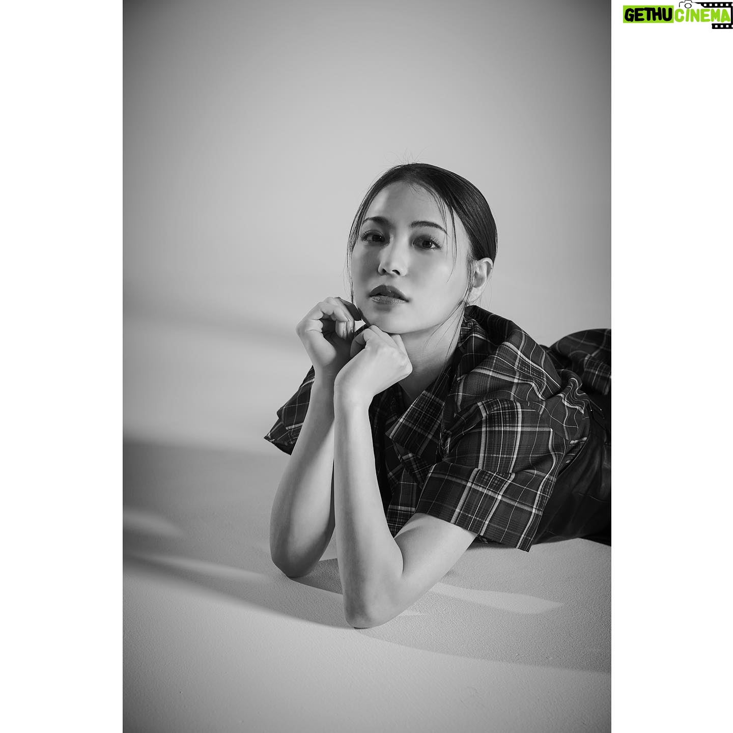 Asami Tano - 4.7K Likes - ☀️📸💄🖤🤍
表紙が解禁になりました。
あえての白黒。皆さんがそれぞれ想う、感じる表情に表紙はしたくって、どうですか?😊中ページもお楽しみに
『Record』
TANO ASAMI / 20th ANNIVERSARY BOOK
Photographer SASU TEI 、JUN MARUOKA、MARINA INOUE
Stylist Go Momose
Hair &Makeup artist Mikiko Suzuki、Mayo Morishita、Asami Harano
#田野アサミ20th
#田野アサミ#asamitano