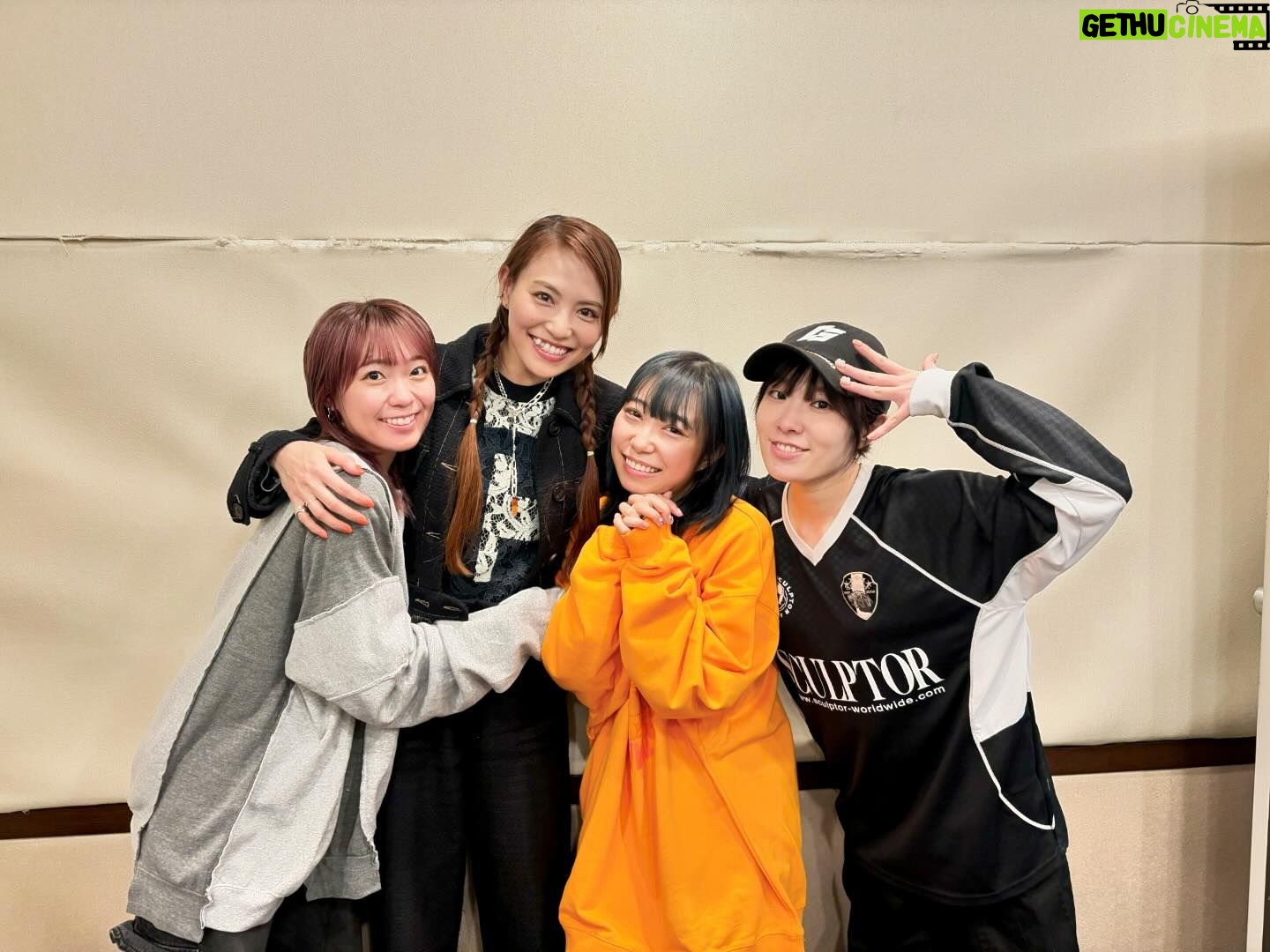 Asami Tano - 5.9K Likes - 📻393回(サンキューさん)
浦の星女学院ラジオ....浦ラジに4年ぶりに出演
私オリンピック選手🇯🇵か?と思う4年ぶり。
きゃんが眩しいオレンジを着ててわらった🤭
あちゃ(私)意識してくれたんだって🧡愛だね。
ユニット甲子園のリハや楽曲コラボの私の考えとかとか
理亞こと佐藤日向とのSaintSnowリハ中のエピソードもガッツリ話してます。あれはそこからそうなったのね🌷!
と思ってもらえると思う。是非お耳のお供に!聴いてね👂
集合写真左から〜♪
#斉藤朱夏#田野アサミ#小林愛香#降幡愛
私このメンツだと背が大き過ぎるのも相まって
担任の先生みたいな写真🤭🌸載せておくね♡笑
※きゃんきゅんは実はしゃがんでくれてんの🤭愛だね。
#lovelivesunshine#浦ラジ#わいわいわい#JMA放送局#saintsnow#鹿角聖良
皆んなで一緒に〜
(よっこらぁ〜 セイラーーーー💪)⇦ここ皆のパートね