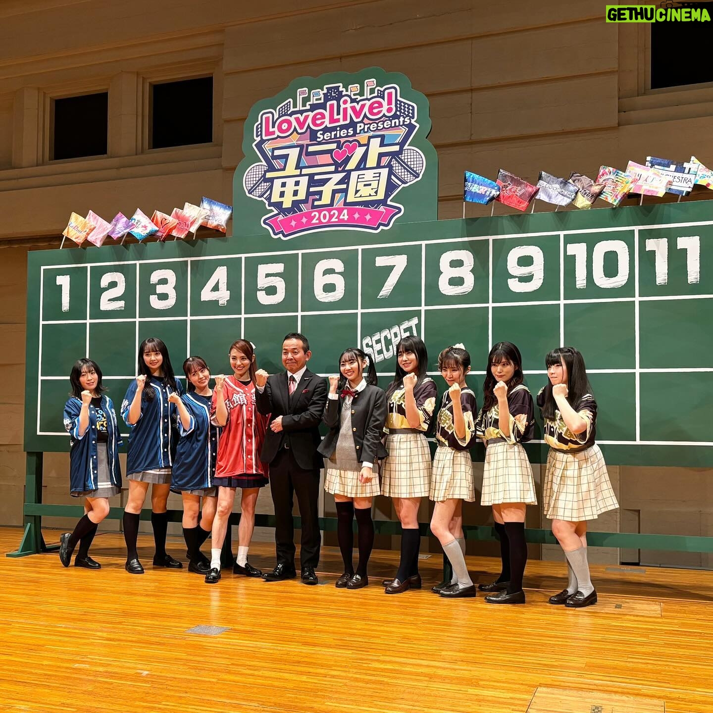 Asami Tano - 5.2K Likes - ❄️⛄️💙🤍
どーーーーん!!
〝LoveLive! Series Presents ユニット甲子園 2024組み合わせ抽選会⚾️🎺〟
函館聖泉女子高等学院 可愛いユニフォーム❤️
会場で皆着てくれてるか探しちゃお!😏
個人的に藤井康生アナウンサーの実況に痺れました。
藤井さんが一声はっするだけで本気だった。(つたわれ!)
素敵なお方😇私の絡みにも神対応ありがとうございました。笑
皆さんお久しぶりです。
兎に角♡SaintSnowどうぞどうぞ応援して下さい📣
皆の推しのユニットもどうぞどうぞ応援して下さい📣
かっとばせーーーーーー!!!⚾️我ら!!
3月9日Day1. 10日Day2.
🏟️Kアリーナ でお会いしましょう
#lovelive#lovelivesunshine #saintsnow#鹿角聖良#田野アサミ#asamitano