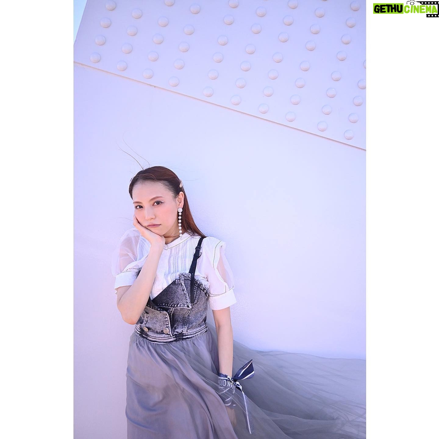 Asami Tano - 4.7K Likes - ☀️📸💄🖤🤍
表紙が解禁になりました。
あえての白黒。皆さんがそれぞれ想う、感じる表情に表紙はしたくって、どうですか?😊中ページもお楽しみに
『Record』
TANO ASAMI / 20th ANNIVERSARY BOOK
Photographer SASU TEI 、JUN MARUOKA、MARINA INOUE
Stylist Go Momose
Hair &Makeup artist Mikiko Suzuki、Mayo Morishita、Asami Harano
#田野アサミ20th
#田野アサミ#asamitano
