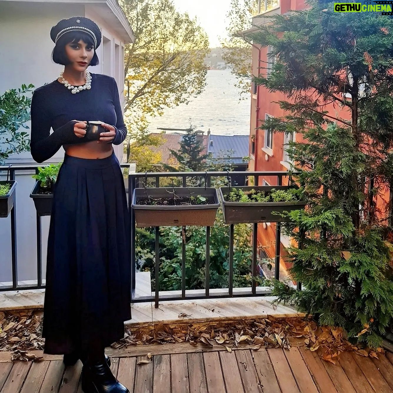 Asena Tuğal Instagram - Ma chère, c'est le cadet de mes soucis ...