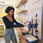Asena Tuğal Instagram - Ben bu gece kendi kokumu yarattım..Esansların arasında kaybolmak ve kokular hakkında yeni bilgiler edinmek çok iyi geldi...Bu eşsiz deneyim için @jammyperfume 'e teşekkür ederim..