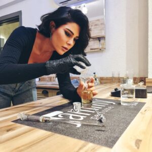 Asena Tuğal Instagram - Ben bu gece kendi kokumu yarattım..Esansların arasında kaybolmak ve kokular hakkında yeni bilgiler edinmek çok iyi geldi...Bu eşsiz deneyim için @jammyperfume 'e teşekkür ederim..