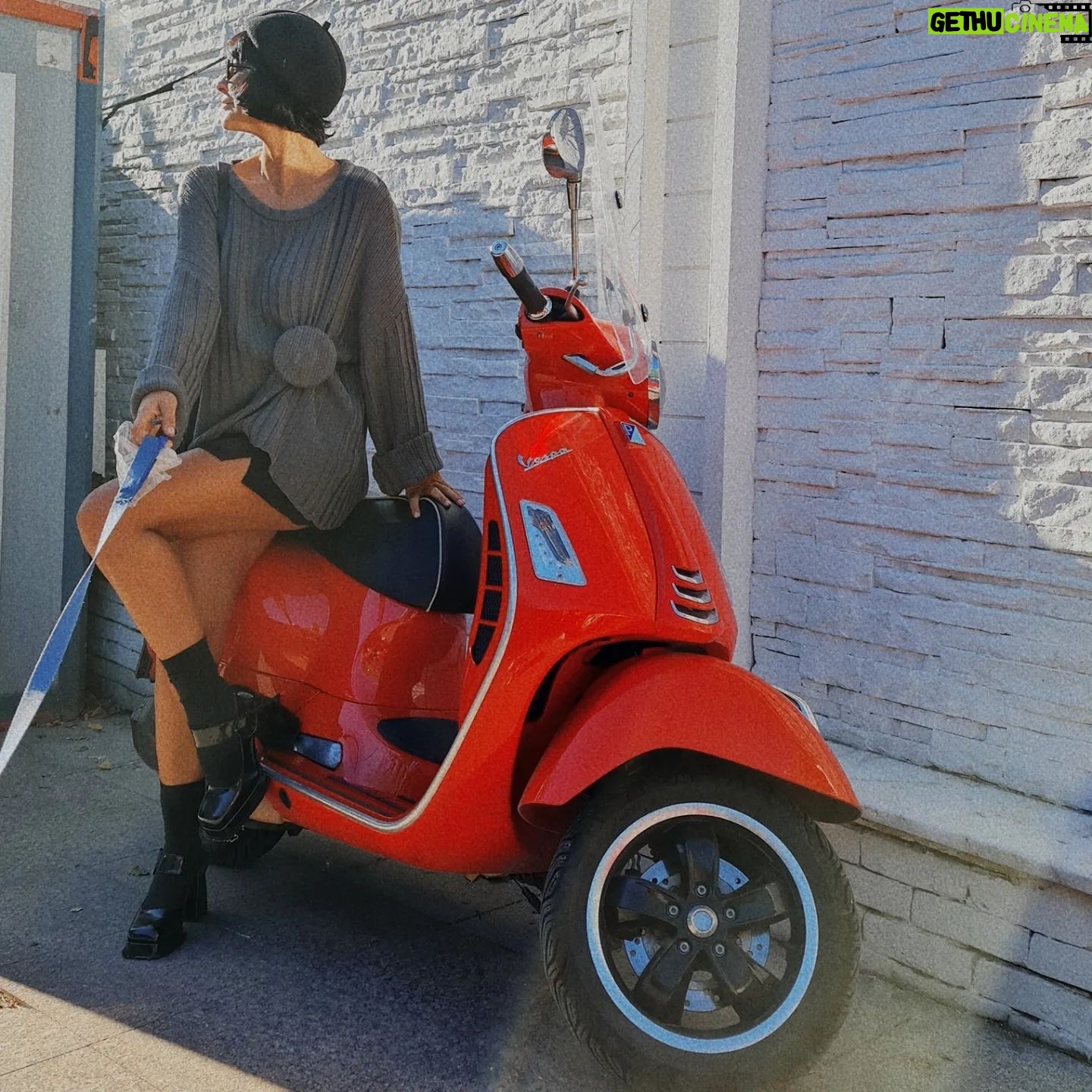 Asena Tuğal Instagram - Bi Vespa, bi Tesla ...