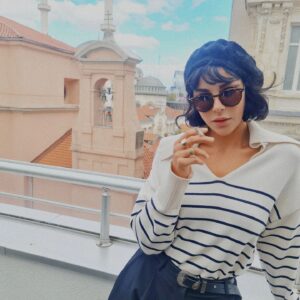 Asena Tuğal Instagram - Dalga geçmemeli, ağlayıp sızlamamalı, nefret etmemeli ama anlamalıyız... Spinoza