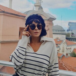 Asena Tuğal Instagram - Dalga geçmemeli, ağlayıp sızlamamalı, nefret etmemeli ama anlamalıyız... Spinoza