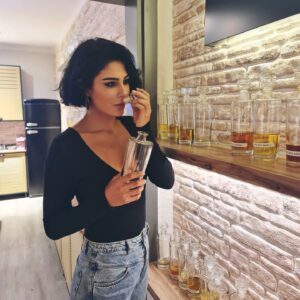 Asena Tuğal Instagram - Ben bu gece kendi kokumu yarattım..Esansların arasında kaybolmak ve kokular hakkında yeni bilgiler edinmek çok iyi geldi...Bu eşsiz deneyim için @jammyperfume 'e teşekkür ederim..