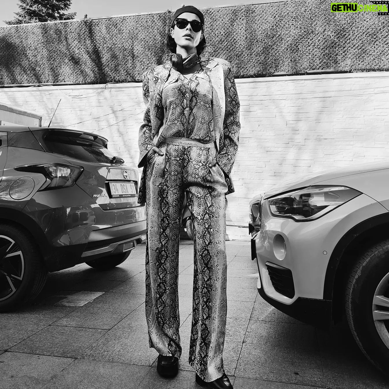 Asena Tuğal Instagram - Siz kendi mahallenizi inşaa ediyor musunuz, yoksa o ortak küresel mahallenin bir parçası haline gelip sıradanlaşıyor musunuz...