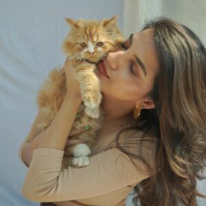 Asheema Vardaan Instagram - It was love at first MEOW 
Just purrrfect ♥️
Mumma n Genie 😻

📸 @ravii_dixit