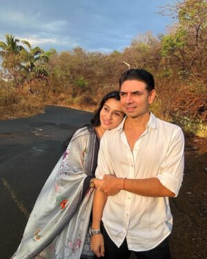 Ashlesha Savant Instagram - The Sun literally melted after the Storm  today. 
The Sunset was spread out like Lava through the Clouds.
Golden and bright as if telling us ,
to stop and take the light in 
before the monsoon starts in Bombay . 

The beauty of seeing this city change as the rain commences ❤️❤️❤️❤️❤️❤️ 
Hope it’s bountiful and a safe rainy season. 

Nature is Everything.Isnt it. 
It can transform the most random moments into poetry . 

#sunset #monsoon  #mumbai
