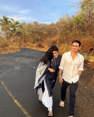 Ashlesha Savant Instagram - The Sun literally melted after the Storm  today. 
The Sunset was spread out like Lava through the Clouds.
Golden and bright as if telling us ,
to stop and take the light in 
before the monsoon starts in Bombay . 

The beauty of seeing this city change as the rain commences ❤️❤️❤️❤️❤️❤️ 
Hope it’s bountiful and a safe rainy season. 

Nature is Everything.Isnt it. 
It can transform the most random moments into poetry . 

#sunset #monsoon  #mumbai