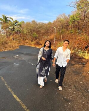 Ashlesha Savant Instagram - The Sun literally melted after the Storm  today. 
The Sunset was spread out like Lava through the Clouds.
Golden and bright as if telling us ,
to stop and take the light in 
before the monsoon starts in Bombay . 

The beauty of seeing this city change as the rain commences ❤️❤️❤️❤️❤️❤️ 
Hope it’s bountiful and a safe rainy season. 

Nature is Everything.Isnt it. 
It can transform the most random moments into poetry . 

#sunset #monsoon  #mumbai