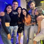 Ashlesha Savant Instagram - Happy Smurfs 😃🥰🥳🥂 @itisriti @mugdha.chaphekar @baswanasandeep @kaul_me @appy__77 #makingmemories
