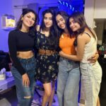 Ashlesha Savant Instagram - Happy Smurfs 😃🥰🥳🥂 @itisriti @mugdha.chaphekar @baswanasandeep @kaul_me @appy__77 #makingmemories