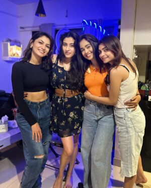 Ashlesha Savant Instagram - Happy Smurfs 😃🥰🥳🥂
@itisriti @mugdha.chaphekar @baswanasandeep @kaul_me @appy__77 

#makingmemories