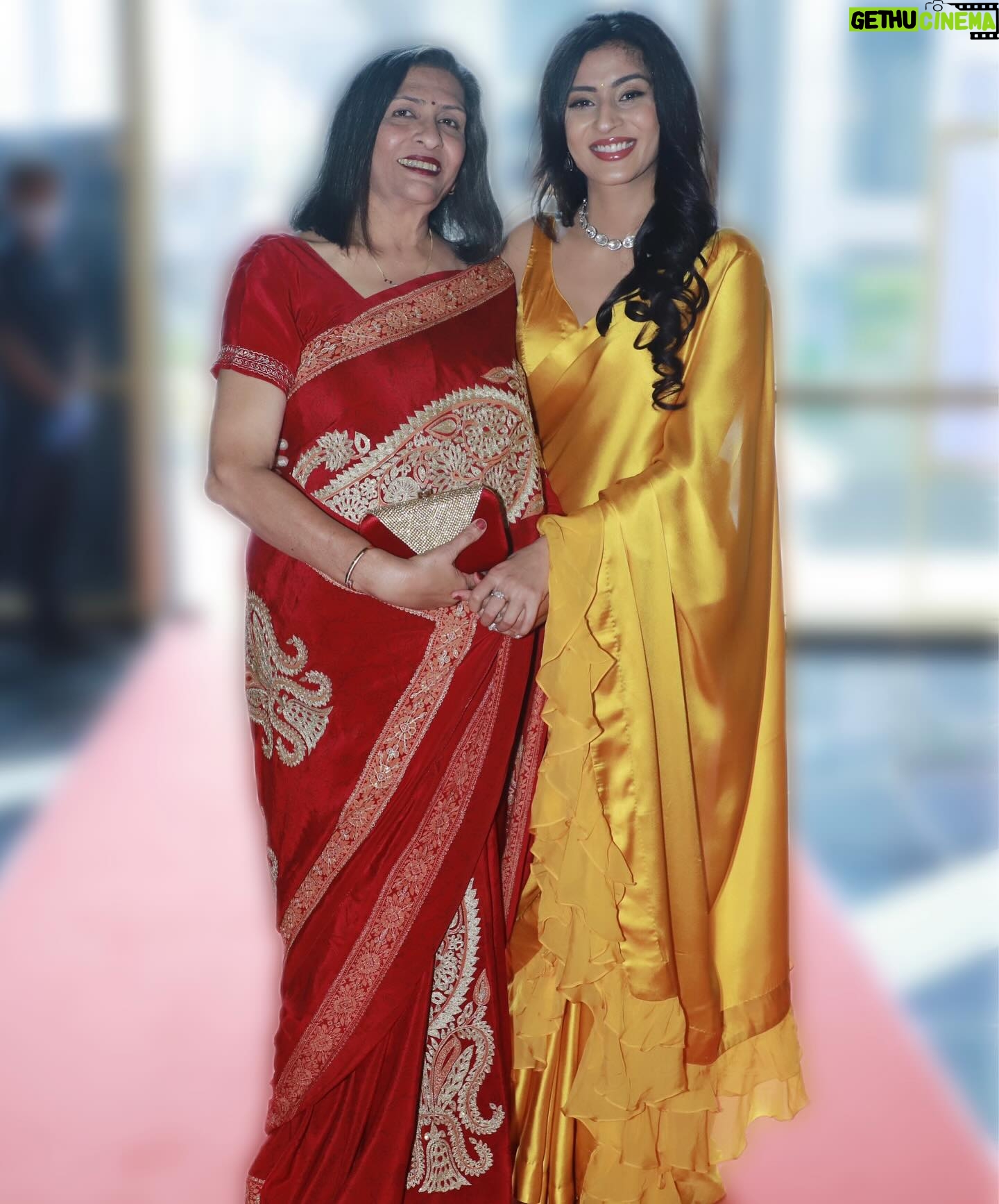 Ashlesha Savant Instagram - Stumbled upon this memory. My mother @mangalasavant1 . I look just like her. Exactly. She used to sing this song to us when we were toddlers. My mother , my sister and I don’t stay in close physical proximity. - owing to geography So life just goes by on phone calls and quarterly visits. When life throws hurdles at us & if we can’t meet we just attack each other with strength and tough love. Anyhoo reminiscing childhood memories and a big shoutout to my mom, who I end up scolding a lot and I realised she’s become the child and I am her mother now. But I am so proud of her, she’s doing a fab job living how she wants to ,albeit a few hiccups. I rarely give her a round of applause for her triumphs So here’s an appreciation post Mumma - I love you 🥰 #momanddaughter #momlove
