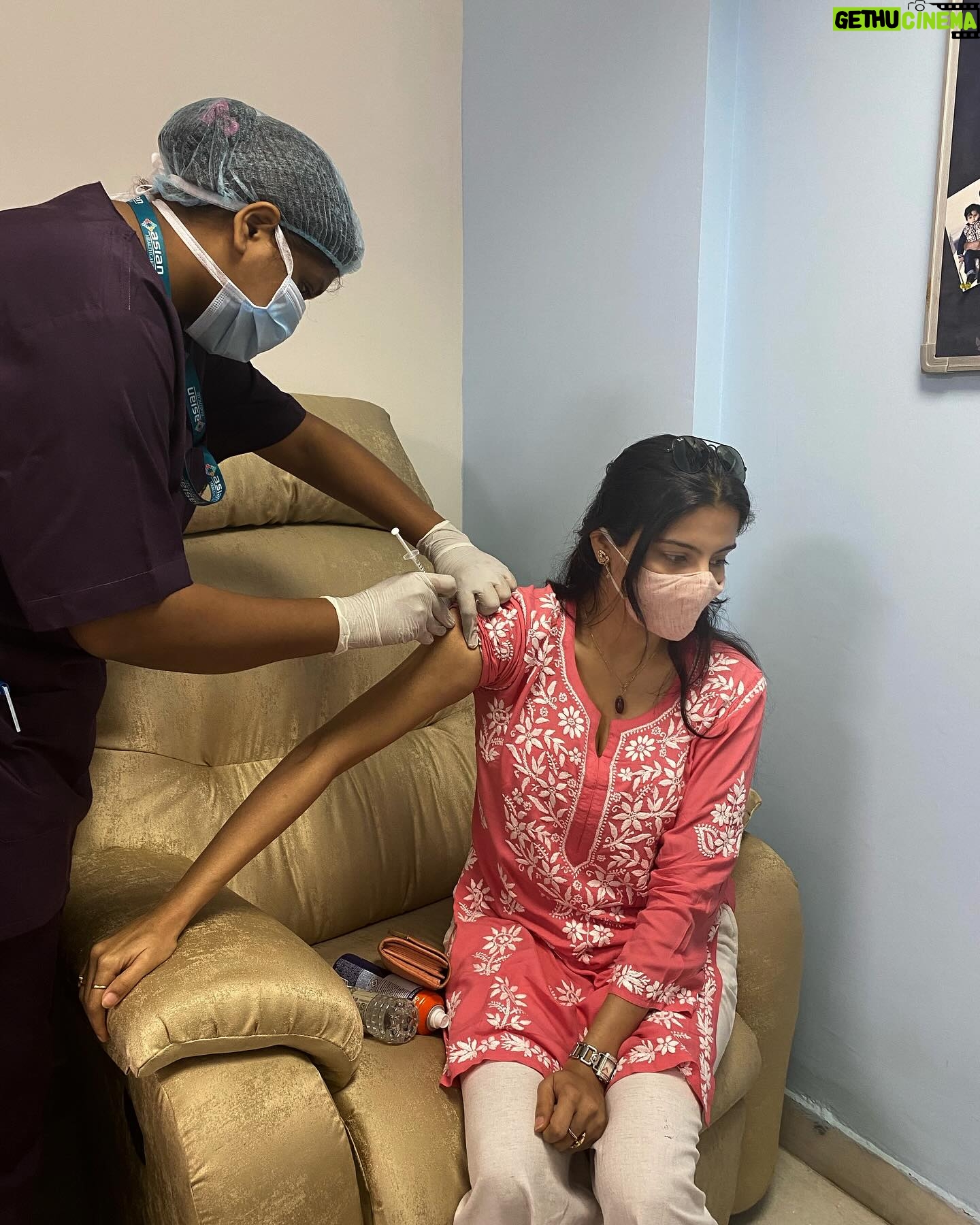 Ashlesha Savant Instagram - Disclaimer - This is a personal experience and my medical diagnosis. I tested positive for Covid-19 Delta variant on 2nd May 2021 exactly 3 years ago today . Picture date - Covid 19 vaccination 17 April 2021 .Faridabad , Haryana . In exactly two weeks days I too got Covid in the monstrous Second Wave of covid-19 . The world as we knew fell prey to this monster. I will never ever in my living years forget what that Second Wave taught me. One has to come out learning, out of such an experience. We take everything for granted, each second of our life.Sometimes when I lose my sense of gratitude I honestly go back to that moment and remind myself what is the real value of life. My real Covid battle started when I tested negative. One day on the 22nd day after I got Covid . I could not walk properly. My legs were stiff, my breathing was shallow upon any sort of exertion and I knew I was not feeling normal. My family Doctor, a cardiologist @arviindkaul told me to do a D-DIMER test. The results were positively alarming and I was put on anticoagulants asap . For 3 months. Had My doctor not diagnosed my condition in time , the physical and mental stress I was under could have been lethal . Now did this happen bcoz of Covid or the vaccine? I don’t know. Half knowledge is dangerous knowledge. I cannot comment on that. I don’t know anything about the vaccine. But I do know this the whole world was grappling , I saw it . I saw the war of Covid, I heard the discussions about the vaccines,I saw people dying and I will never forget it . The only moral of this story is be thankful. Thankful for being alive. Try valuing life through priceless tools like Kindness,Passion,Compassion,Understanding,Acceptance and the most important of them all - LOVE ( god’s particle) Rest leave it all in God’s hand . #covi̇d19 #covidvacccine #throwbackthursday