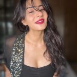Ashlesha Savant Instagram – We all have that one friend and sister whose closet and makeup can be easily raided !!!!!

My sister spoils me silly so I don’t really need to steal 🥸

But when I joined this industry that 
one friend who educated me 
about all brands possible was Kiran Dubey.
All of 17 when I didn’t even know Shiseido ( didn’t know how to even pronounce it) 
existed and she had them all . 
Glimmering Dior eyeshadows , 
Glistening and smoothing  Lancôme lipsticks ,
Her make up kit was my wonderland. 
I used to open and reopen all her makeup , smelling it silly 
Till she gifted me at least one thing whenever she travelled abroad . 

And now that I’ve grown up and become a minimalist or environmentally conscious sustainable being, 
I don’t own or possess many many brands like I used to . 
Sometimes I have to wait till I can scoop out my make up and then I can buy something else . 

Anyhoo – Kiran is still that dearest friend . She recently gifted me this beautiful red just in time,

#maccosmetics #macximal in the shade 630 D For Danger ‼️ 
It’s somewhere between  burgundy red and a pink red . Leaves a powder puff pink stain . 
Really loving how it feels and looks . 
I prefer air dried clean locks of hair running falling lose all over my face and a red like this on my lips .!!!!’nn

Thank you @kirandubey_ ❤️🥰❤️🥰🥳🥰 I love it . 

#red #lips #makeup #maccosmetics