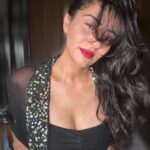 Ashlesha Savant Instagram – We all have that one friend and sister whose closet and makeup can be easily raided !!!!!

My sister spoils me silly so I don’t really need to steal 🥸

But when I joined this industry that 
one friend who educated me 
about all brands possible was Kiran Dubey.
All of 17 when I didn’t even know Shiseido ( didn’t know how to even pronounce it) 
existed and she had them all . 
Glimmering Dior eyeshadows , 
Glistening and smoothing  Lancôme lipsticks ,
Her make up kit was my wonderland. 
I used to open and reopen all her makeup , smelling it silly 
Till she gifted me at least one thing whenever she travelled abroad . 

And now that I’ve grown up and become a minimalist or environmentally conscious sustainable being, 
I don’t own or possess many many brands like I used to . 
Sometimes I have to wait till I can scoop out my make up and then I can buy something else . 

Anyhoo – Kiran is still that dearest friend . She recently gifted me this beautiful red just in time,

#maccosmetics #macximal in the shade 630 D For Danger ‼️ 
It’s somewhere between  burgundy red and a pink red . Leaves a powder puff pink stain . 
Really loving how it feels and looks . 
I prefer air dried clean locks of hair running falling lose all over my face and a red like this on my lips .!!!!’nn

Thank you @kirandubey_ ❤️🥰❤️🥰🥳🥰 I love it . 

#red #lips #makeup #maccosmetics
