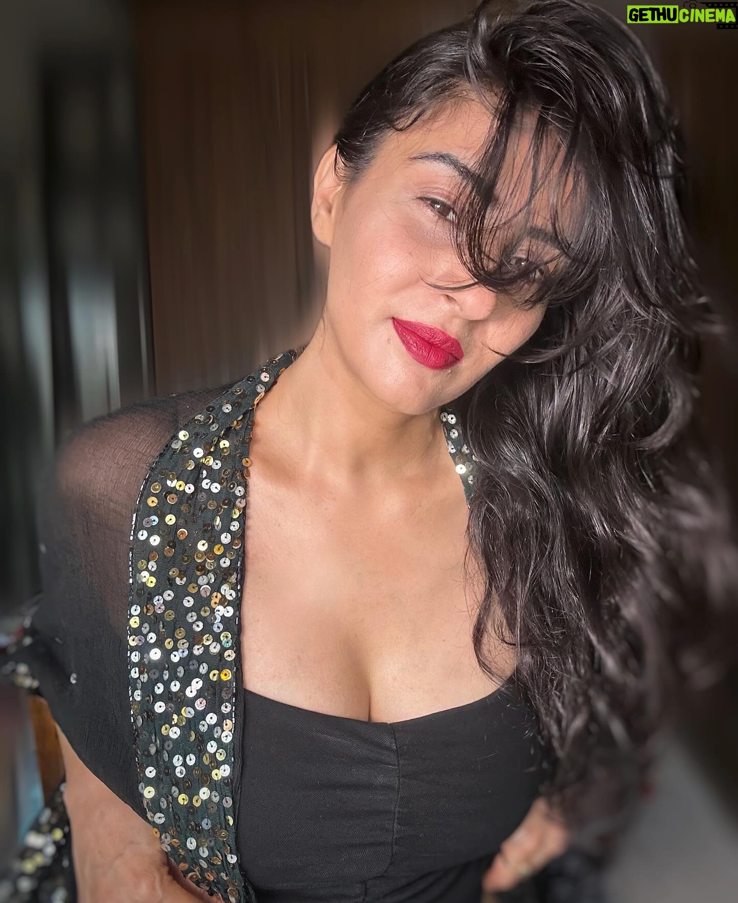 Ashlesha Savant Instagram - We all have that one friend and sister whose closet and makeup can be easily raided !!!!! My sister spoils me silly so I don’t really need to steal 🥸 But when I joined this industry that one friend who educated me about all brands possible was Kiran Dubey. All of 17 when I didn’t even know Shiseido ( didn’t know how to even pronounce it) existed and she had them all . Glimmering Dior eyeshadows , Glistening and smoothing Lancôme lipsticks , Her make up kit was my wonderland. I used to open and reopen all her makeup , smelling it silly Till she gifted me at least one thing whenever she travelled abroad . And now that I’ve grown up and become a minimalist or environmentally conscious sustainable being, I don’t own or possess many many brands like I used to . Sometimes I have to wait till I can scoop out my make up and then I can buy something else . Anyhoo - Kiran is still that dearest friend . She recently gifted me this beautiful red just in time, #maccosmetics #macximal in the shade 630 D For Danger ‼️ It’s somewhere between burgundy red and a pink red . Leaves a powder puff pink stain . Really loving how it feels and looks . I prefer air dried clean locks of hair running falling lose all over my face and a red like this on my lips .!!!!’nn Thank you @kirandubey_ ❤️🥰❤️🥰🥳🥰 I love it . #red #lips #makeup #maccosmetics
