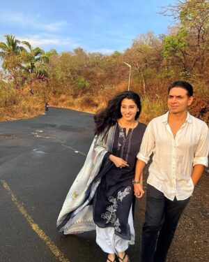 Ashlesha Savant Instagram - The Sun literally melted after the Storm  today. 
The Sunset was spread out like Lava through the Clouds.
Golden and bright as if telling us ,
to stop and take the light in 
before the monsoon starts in Bombay . 

The beauty of seeing this city change as the rain commences ❤️❤️❤️❤️❤️❤️ 
Hope it’s bountiful and a safe rainy season. 

Nature is Everything.Isnt it. 
It can transform the most random moments into poetry . 

#sunset #monsoon  #mumbai
