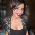 Ashlesha Savant Instagram – We all have that one friend and sister whose closet and makeup can be easily raided !!!!!

My sister spoils me silly so I don’t really need to steal 🥸

But when I joined this industry that 
one friend who educated me 
about all brands possible was Kiran Dubey.
All of 17 when I didn’t even know Shiseido ( didn’t know how to even pronounce it) 
existed and she had them all . 
Glimmering Dior eyeshadows , 
Glistening and smoothing  Lancôme lipsticks ,
Her make up kit was my wonderland. 
I used to open and reopen all her makeup , smelling it silly 
Till she gifted me at least one thing whenever she travelled abroad . 

And now that I’ve grown up and become a minimalist or environmentally conscious sustainable being, 
I don’t own or possess many many brands like I used to . 
Sometimes I have to wait till I can scoop out my make up and then I can buy something else . 

Anyhoo – Kiran is still that dearest friend . She recently gifted me this beautiful red just in time,

#maccosmetics #macximal in the shade 630 D For Danger ‼️ 
It’s somewhere between  burgundy red and a pink red . Leaves a powder puff pink stain . 
Really loving how it feels and looks . 
I prefer air dried clean locks of hair running falling lose all over my face and a red like this on my lips .!!!!’nn

Thank you @kirandubey_ ❤️🥰❤️🥰🥳🥰 I love it . 

#red #lips #makeup #maccosmetics
