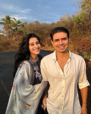 Ashlesha Savant Instagram - The Sun literally melted after the Storm  today. 
The Sunset was spread out like Lava through the Clouds.
Golden and bright as if telling us ,
to stop and take the light in 
before the monsoon starts in Bombay . 

The beauty of seeing this city change as the rain commences ❤️❤️❤️❤️❤️❤️ 
Hope it’s bountiful and a safe rainy season. 

Nature is Everything.Isnt it. 
It can transform the most random moments into poetry . 

#sunset #monsoon  #mumbai