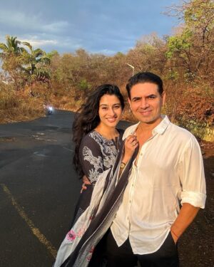 Ashlesha Savant Instagram - The Sun literally melted after the Storm  today. 
The Sunset was spread out like Lava through the Clouds.
Golden and bright as if telling us ,
to stop and take the light in 
before the monsoon starts in Bombay . 

The beauty of seeing this city change as the rain commences ❤️❤️❤️❤️❤️❤️ 
Hope it’s bountiful and a safe rainy season. 

Nature is Everything.Isnt it. 
It can transform the most random moments into poetry . 

#sunset #monsoon  #mumbai