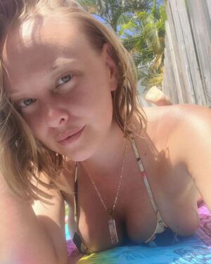 Ashley Hobbs Instagram - Gettin that glow ✨️ ☀️