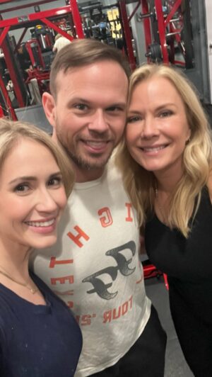 Ashley Jones Instagram - This week, allow yourself to get uncomfortable. All growth starts at the end of your comfort zone. We want something different tomorrow, we put in the work today. Happy Monday, friend.
#mondaymotivation 
#fitnessfriday
#ashleysfitnessfriday #boldandbeautiful
#ashleyjones#katherinekellylang