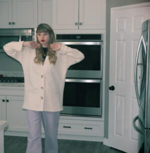 Ashley Leechin Instagram - I thought she was gone too 🤦‍♀️😺

#photooftheday #photography #spring #comfystyle #fashion #actorsofinstagram #justashleyathome