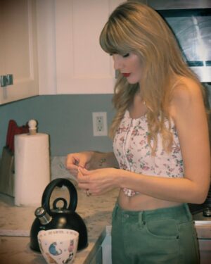 Ashley Leechin Instagram - A cup of tea is a cup of peace 🫖.

#photography #teatime #justashley #home #actorsofinstagram #spring #fashion