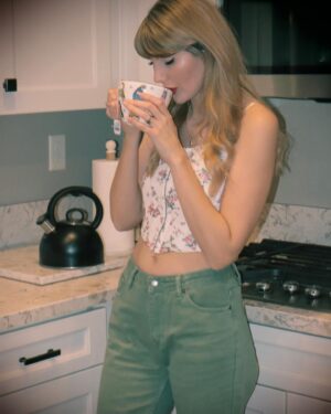 Ashley Leechin Instagram - A cup of tea is a cup of peace 🫖.

#photography #teatime #justashley #home #actorsofinstagram #spring #fashion
