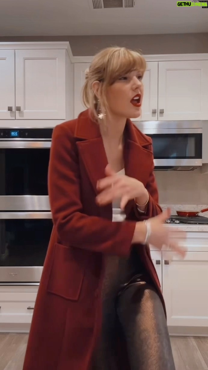 Ashley Leechin - 233.5K Likes - Vanilla ice cream right? 🍦
#justashleyathome #jackharlow #winterfashion #actorsofinstagram