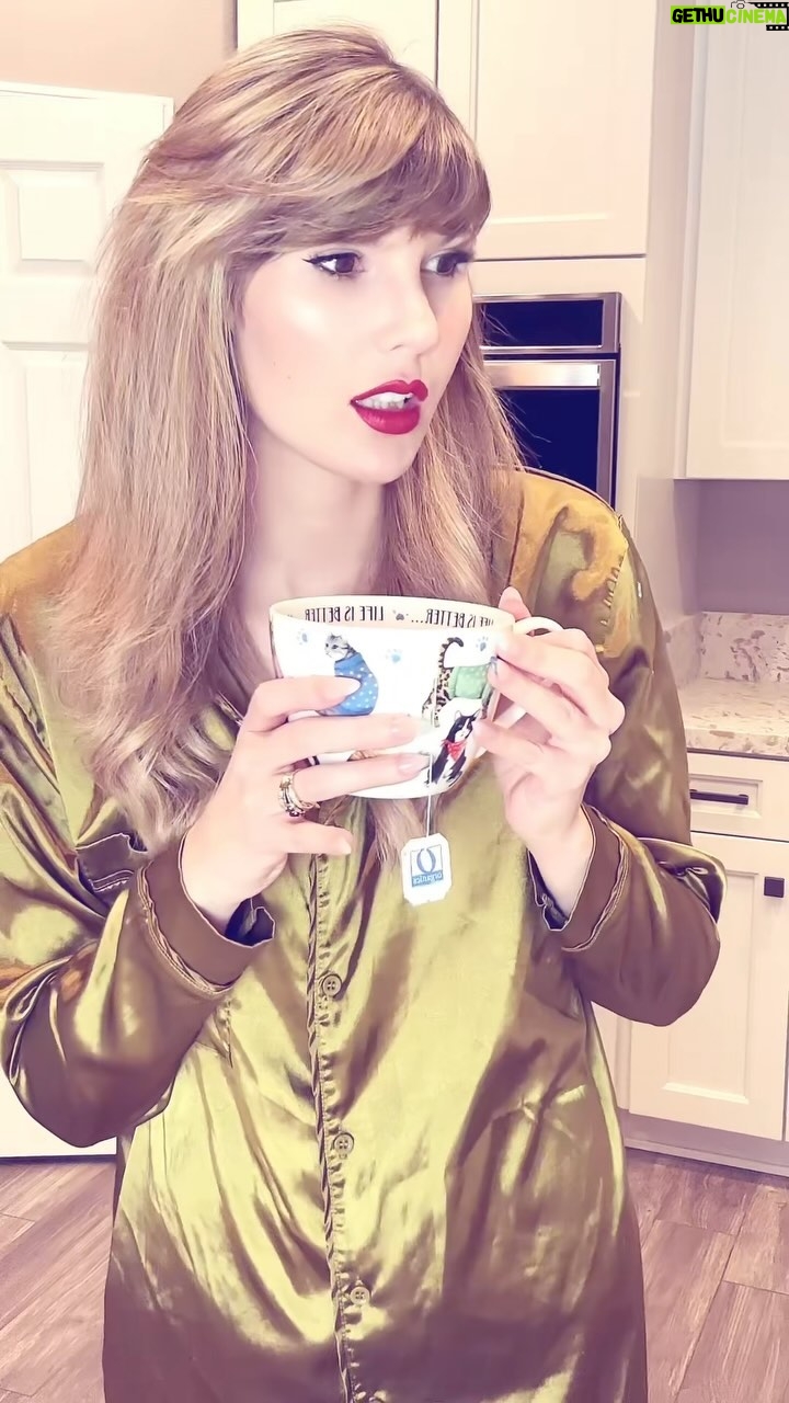 Ashley Leechin - 896 Likes - Sometimes you just gotta walk life off 🚶♀️.
#walkitoff #justashley #actorsofinstagram #comfystyle #catmom #momlife