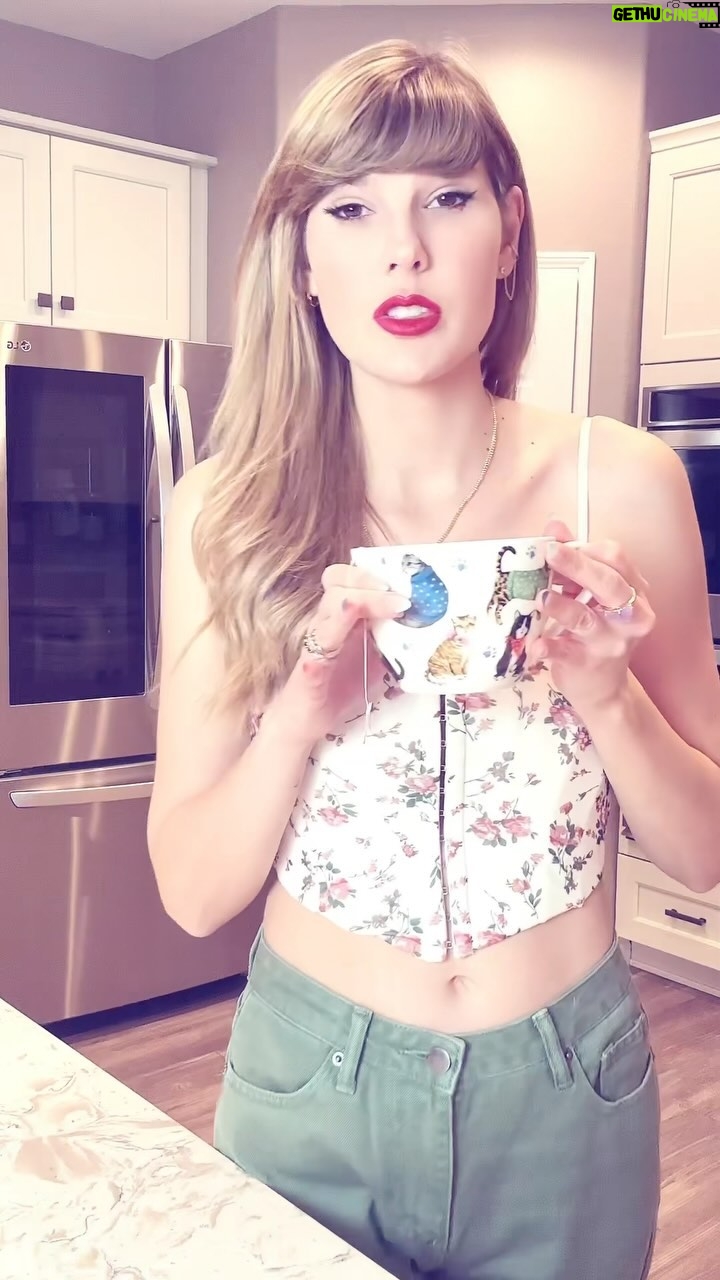 Ashley Leechin - 1.1K Likes - For this week and the next 😺.
#justashleyathome #catsofinstagram #actorsofinstagram #mathewmcconaughey