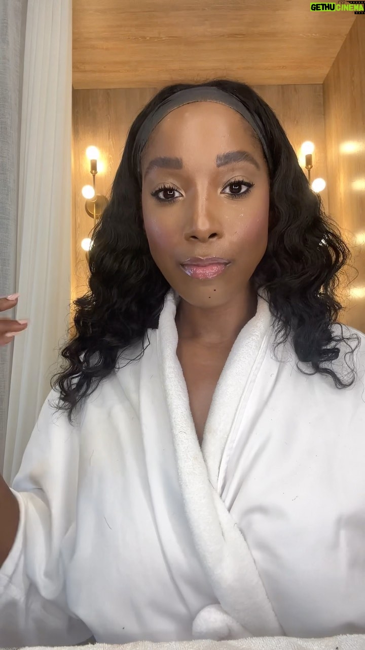 Ashley Blaine Featherson Instagram - 24 Hours In NOLA For @essencefest Makeup Lewk✨ On My Mama. On Cindy Lou. I Look Fly. I Look Good💅🏿