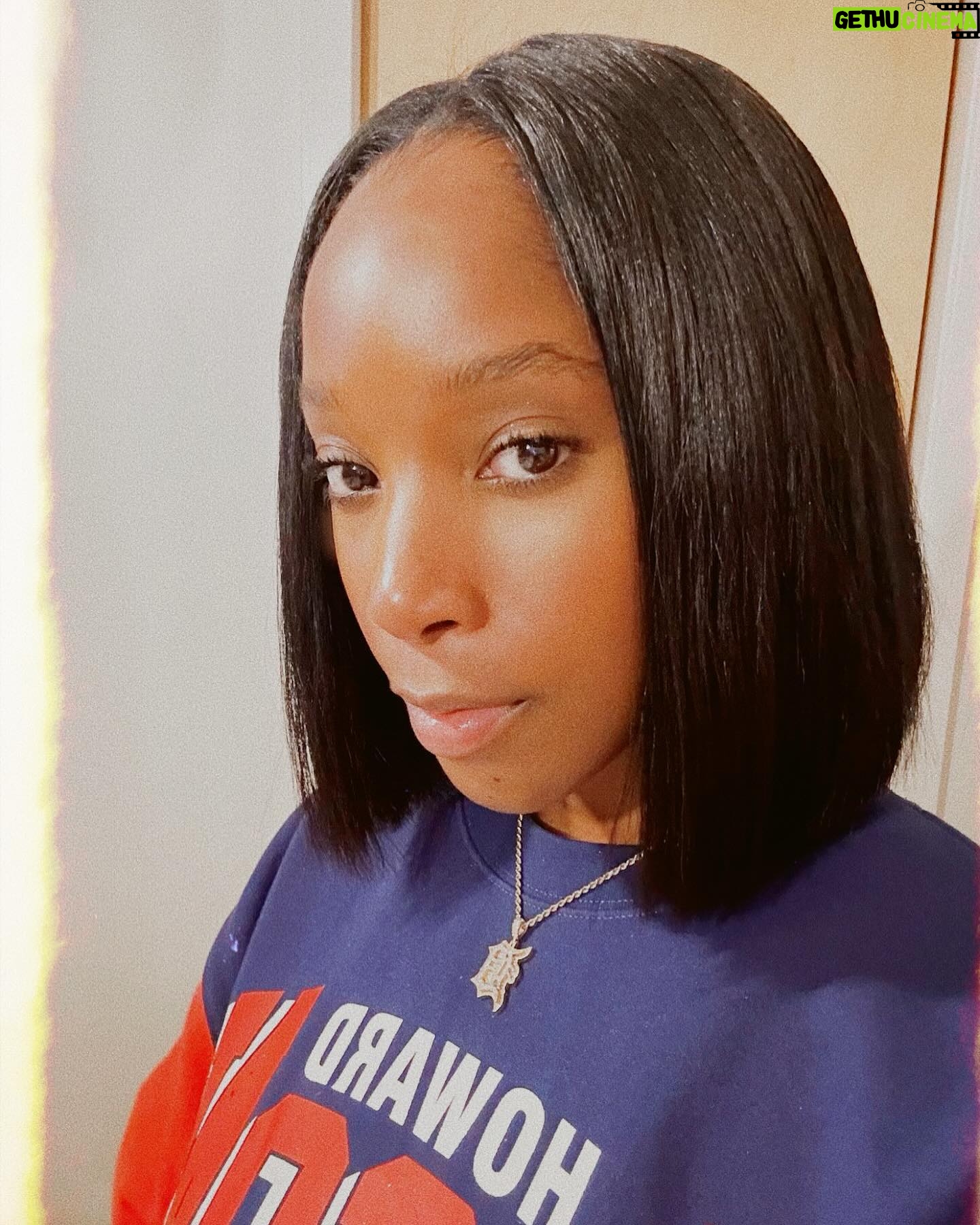 Ashley Blaine Featherson Instagram - What A Year It’s Been! Watching My Hair FLOURISH Has Been A Lovely Experience. I’ve Committed To 24 Months (8 Visits Total) As A Part Of The @dreamgirlshair Healthy Hair Program & I Can’t Wait To See Where I Am Next Year! Here Are My 12 Takeaways After 12 Months Of Growth🌱💫 1. @dreamgirlshair Is The BEST 2. @hairbytonya Is A Godsend 3. The @healthyhaircaresystem WORKS 4. Care, Commitment & Consistency Are The Trifecta 5. The Journey Is EXCITING 6. My Hair Is Black & It’s Beautiful 7. When You’ve Reached Your Goal, Set A New One & Have Faith You’ll Continue To Achieve 8. What You Nourish WILL Grow 9. A lot Can Change In A Year 10. The Protective Styles Are PROTECTING 11. Believe That Your Body Can Do Amazing Things, Including What It Hasn’t Done Before 12. Call Me Bash The BOBBER Because I’M HOOKED💅🏿 IDK Why The Sound Isn’t On My Vid But Below Is The Translation: Bash: “D, You Like My Bob?” D: *Emphatically Hyping Me Up* “YEA, YEA, YEA, YEA, YEA!”