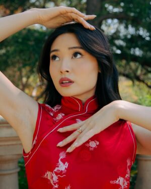 Ashley Liao Instagram - this silk qipao was hand stitched and made by my grandma for my mom’s wedding reception. it’s a great honour to have gotten to wear it to celebrate graduating. i would not be here without the sacrifices of those who have come before me. thank you, thank you, thank you 🧧💛

photographer: @alllywei