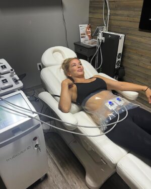 Ashley Lomberger Instagram - So… I did a thing today at @bb_aesthetic 💁🏼‍♀️. Stay tuned for details!
#bbaesthetic #aesthetics #cutera #sculpt #madisonrayne #fitness #abs