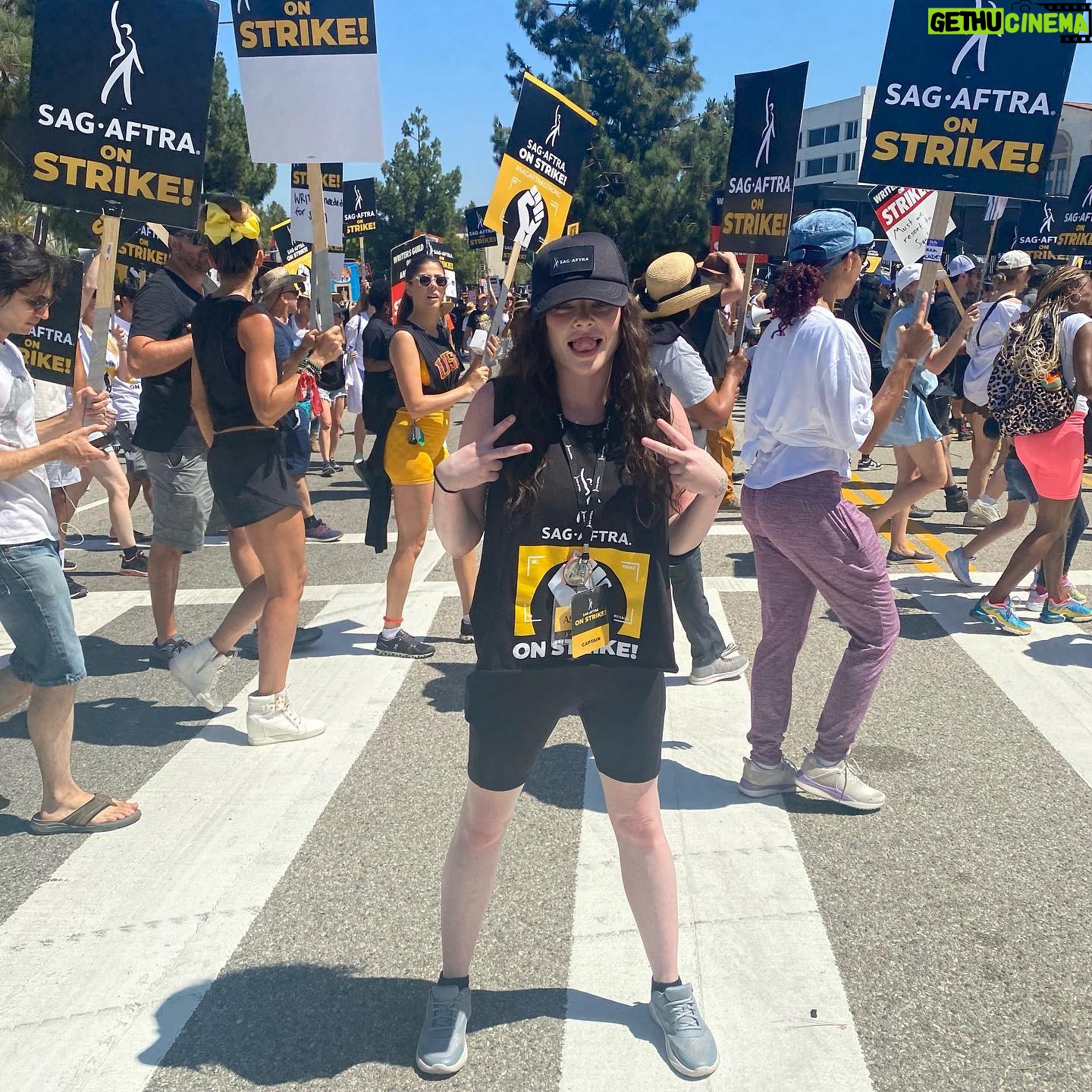 Ashley Rickards Instagram - HAHA UNIVERSAL!! Bit of traffic jam full of passionate people expressing their first amendment rights!!! ✊✊🤣🤣 #sagaftra #sagaftrastrong #unionsquare 💪💪💪💪