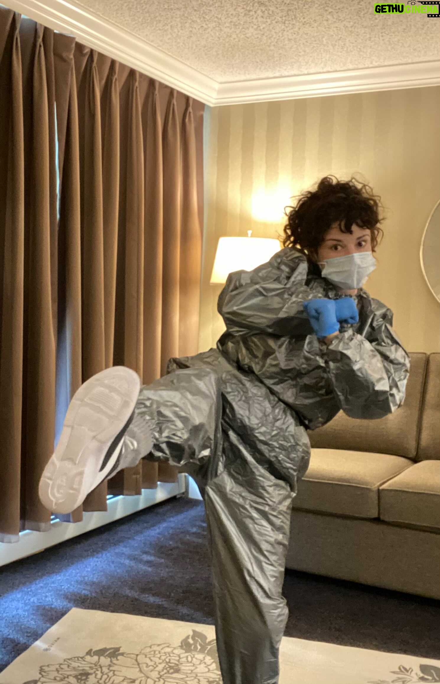 Ashley Rickards Instagram - Today I’ll show you how I maintain my fitness in quarantine including: what bulky items I wear, what household items I use and just a couple of very cool moves.