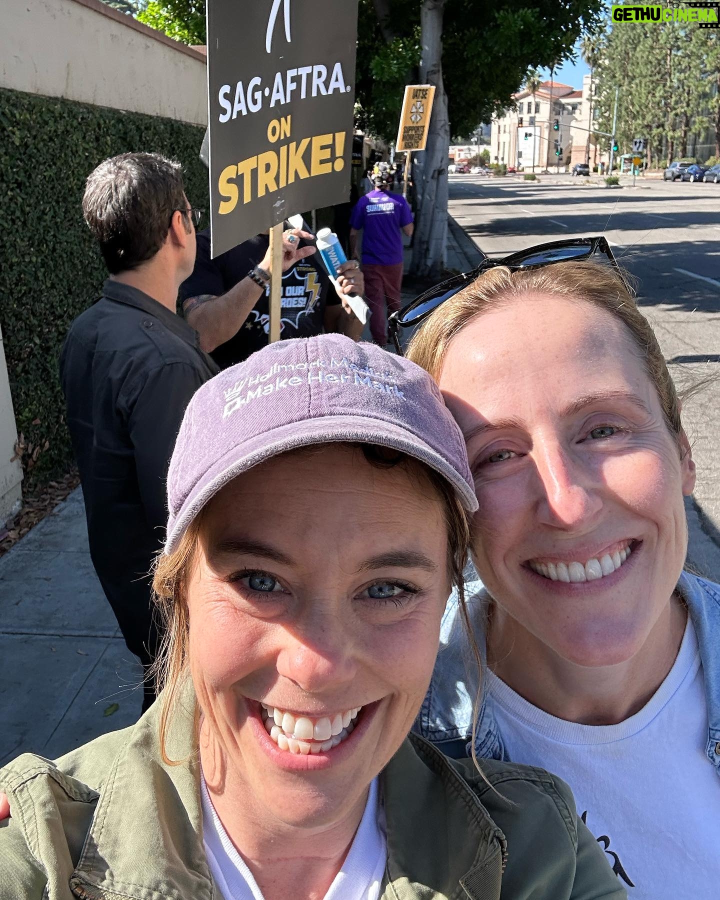 Ashley Williams Instagram - Another day stronger, @sagaftra! @tstashwick @officialevercarradine @dogtroit @erikrosspatterson @slaysman #strike