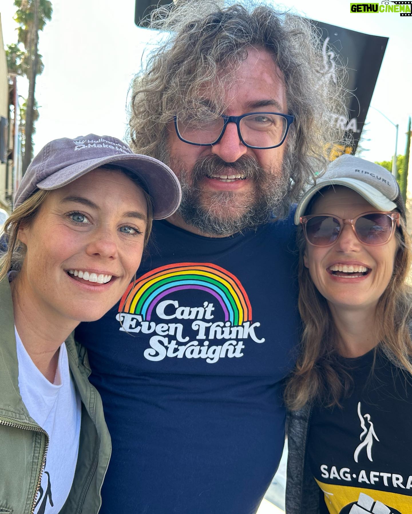 Ashley Williams Instagram - Another day stronger, @sagaftra! @tstashwick @officialevercarradine @dogtroit @erikrosspatterson @slaysman #strike