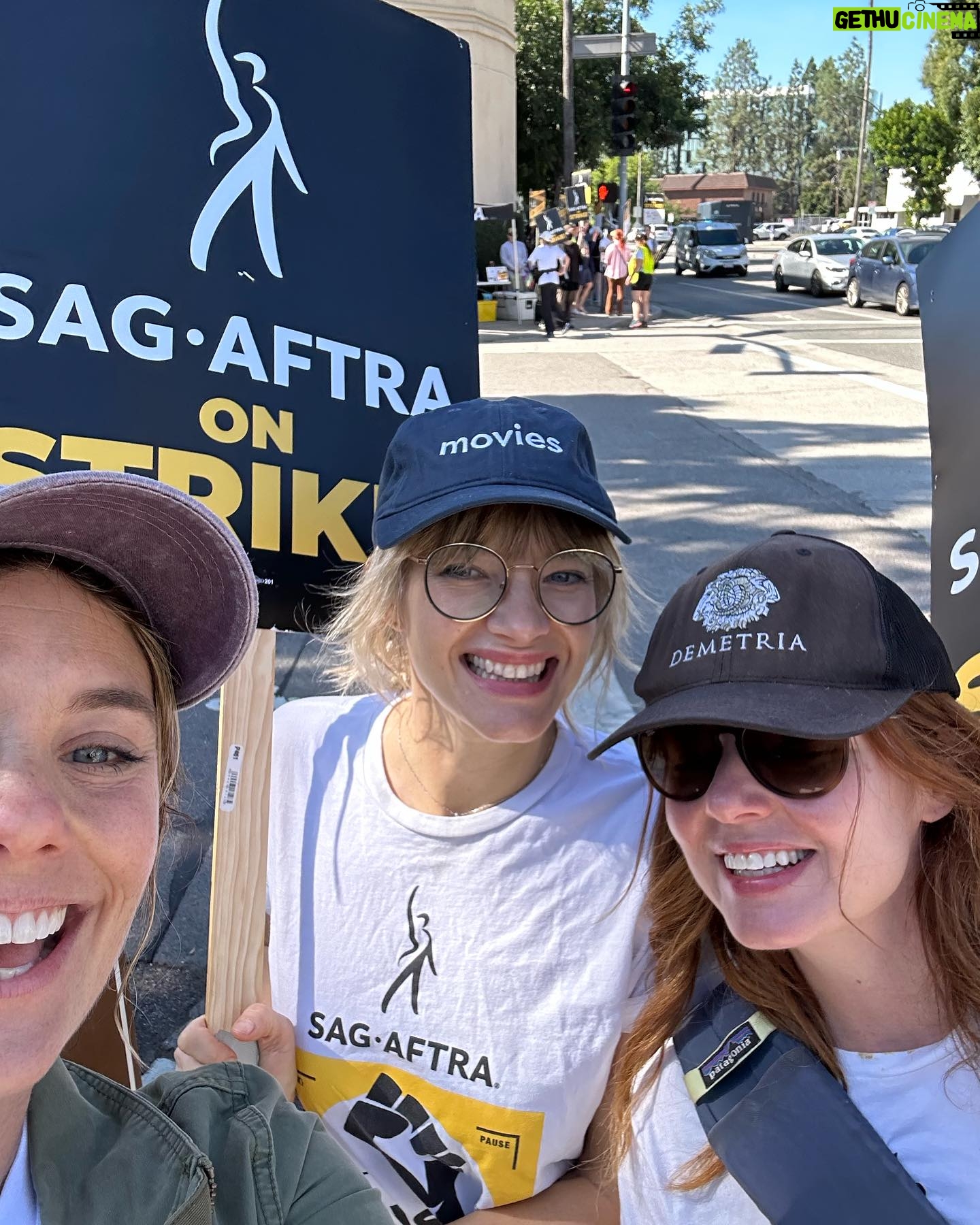 Ashley Williams Instagram - Another day stronger, @sagaftra! @tstashwick @officialevercarradine @dogtroit @erikrosspatterson @slaysman #strike