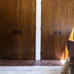 Ashley Williams Instagram - Years ago we rented a beautiful midcentury home where I first encountered Emtek hardware. I’d never thought before about how often I touch doorknobs and cabinet handles until I began ENJOYING TOUCHING THEM. The feel, the sturdiness, the bonus of a chic aethetic. So when we renovated our house we decided to use all Emtek — all their hardware is made to order in Southern California and infinitely customizable. I’m so glad i got to work with them and loooook at these pics! #emtekpartner @emtek_products @we_are_kismet