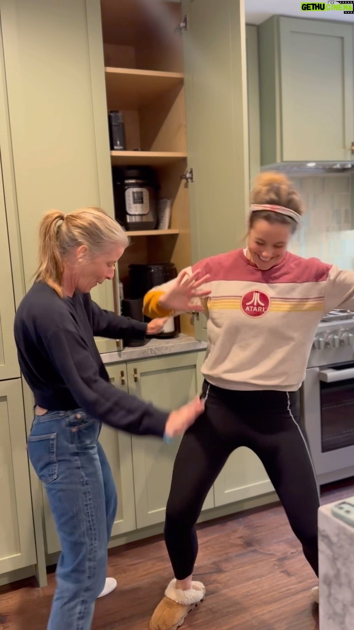 Ashley Williams Instagram - When your friends are over for bagels and you end up shooting an impromptu commercial for the coffee maker you’re in love with. 🥳 Seriously though this thing is single serve with NO PODS into landfills and it DOES ICED and hot and uses like centrifugal force or something? Anyway get one. We love it. #coffee @spinn #mommylovescoffee #spinnpartner #spinncoffee