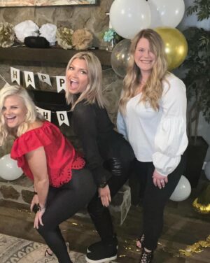 Ashley Yoder Instagram - Happy Birthday @pennymg_ 🥳🥳I love you to the moon! We have had so many crazy years, but I can’t wait to see us grow old, and still be jammin to some college rap song and upside down margaritas😂😂♥️♥️♥️